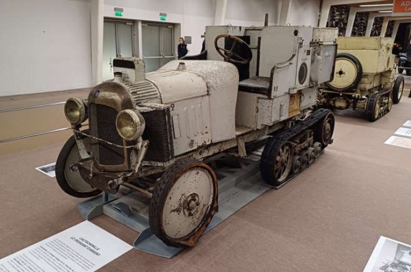 Това е исторически Citro&euml;n. Той участва в първото моторизирано пресичане на пустинята Сахара през декември 1922 година.  Това прави този полуверижен автомобил рядко, запазено превозно средство.

Наричан е &bdquo;Сребърния кроасан&ldquo;. Съхранява се в музей от 1948 година.
